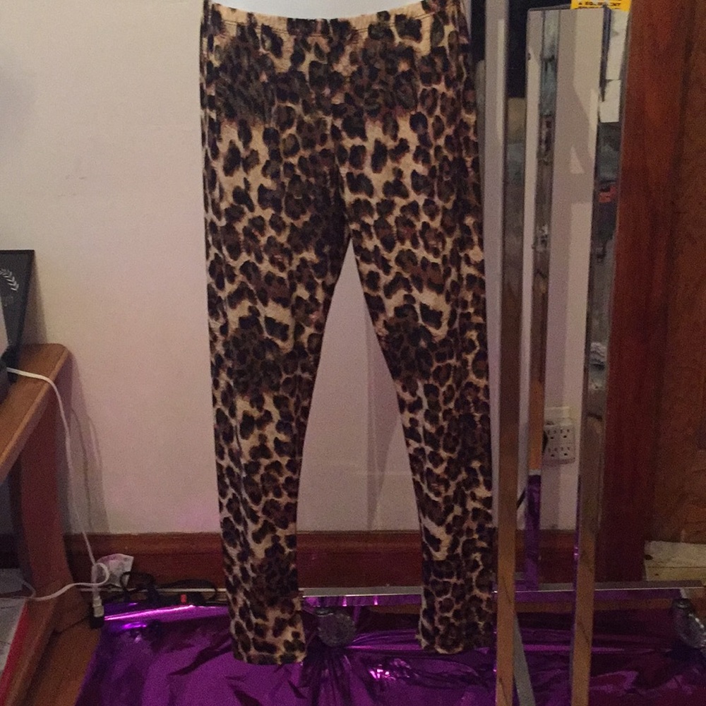 RUE 21 SATIN LEOPARD LEGGING SIZE LARGE